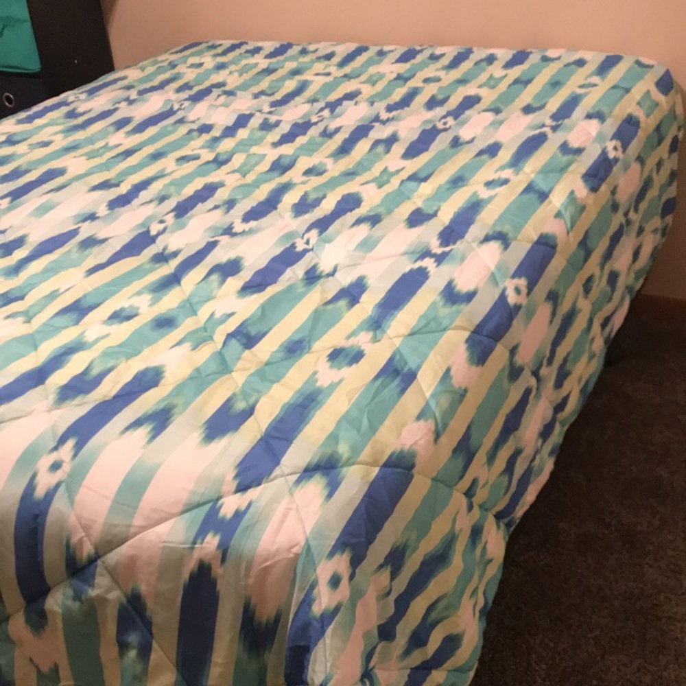 Great condition VS Pink full size comforter 💚💙